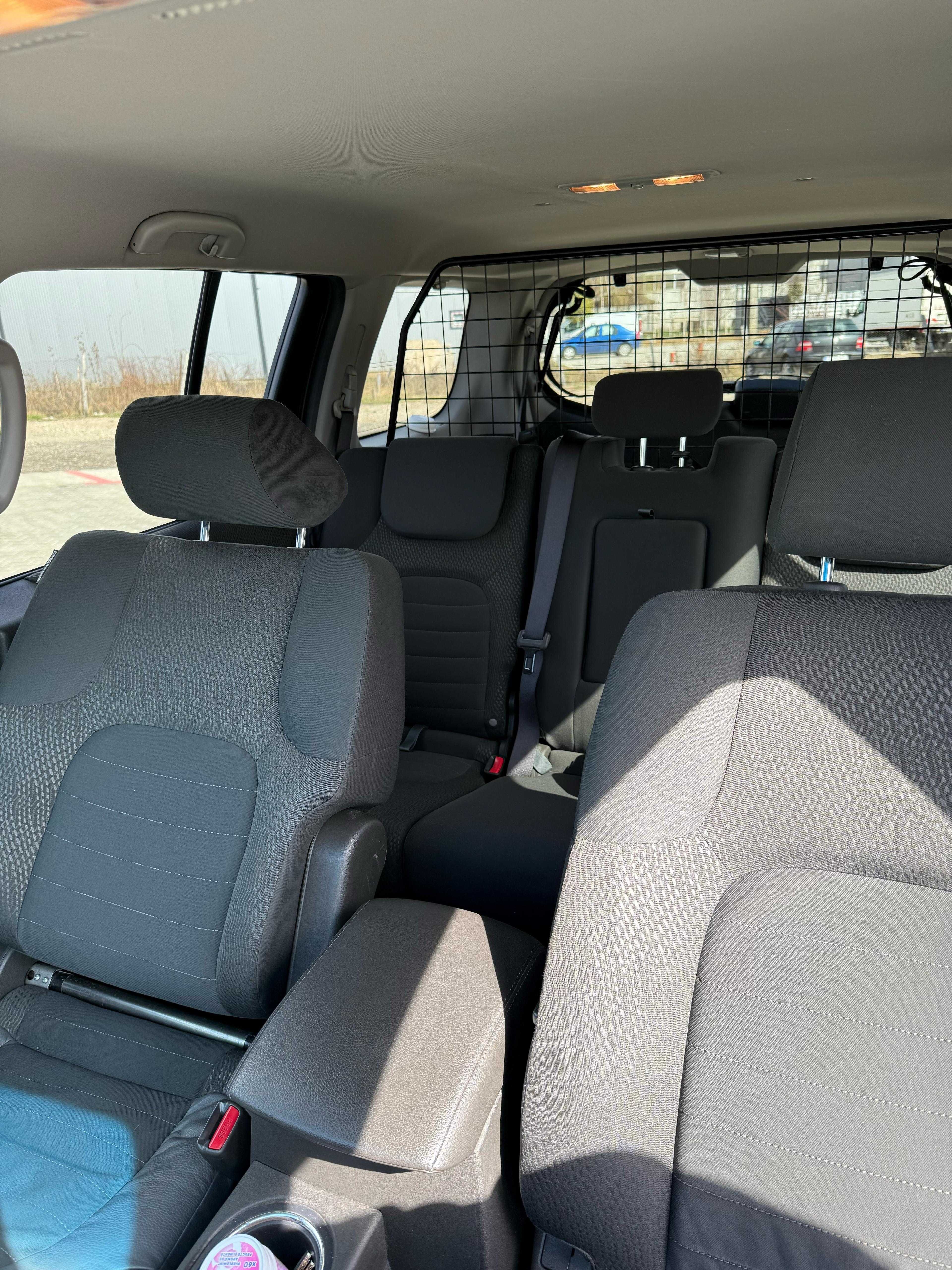 Nissan Pathfinder 2010 cu 7 locuri