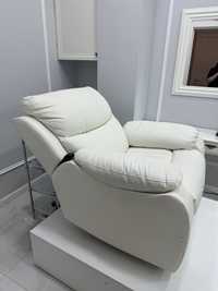 Педикюрное  кресло реклайнер (белое) с подставкой