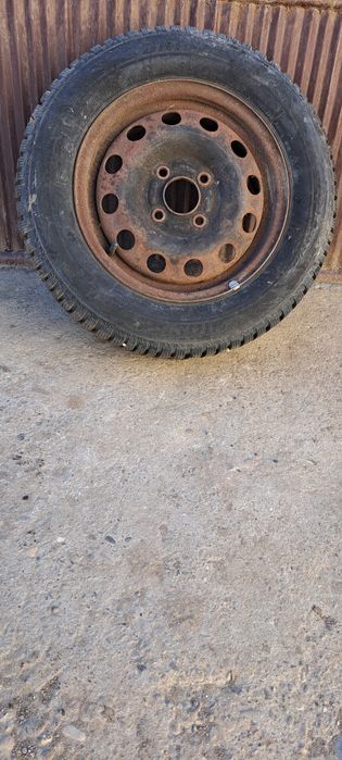 Vând două roti de iarnă și două roti de vară