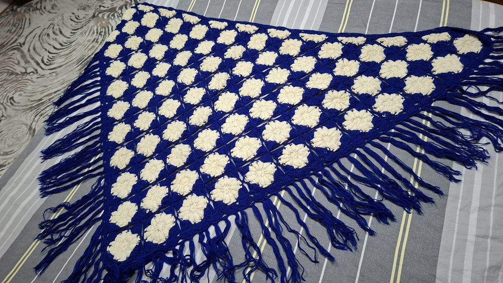 Продаётся большой шаль ручная работа