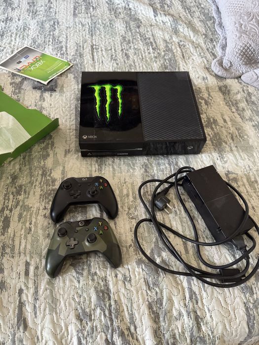 XBOX One 500GB с игри и 2 джойстика
