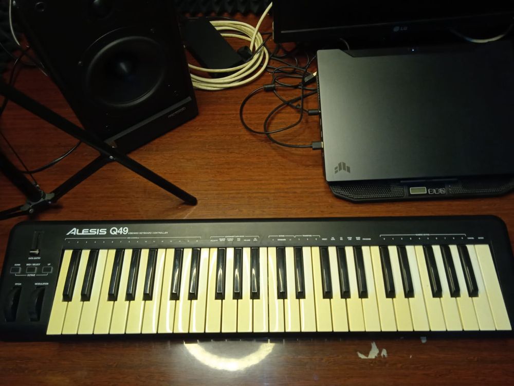 Мидиклавиатура Alesis 49q