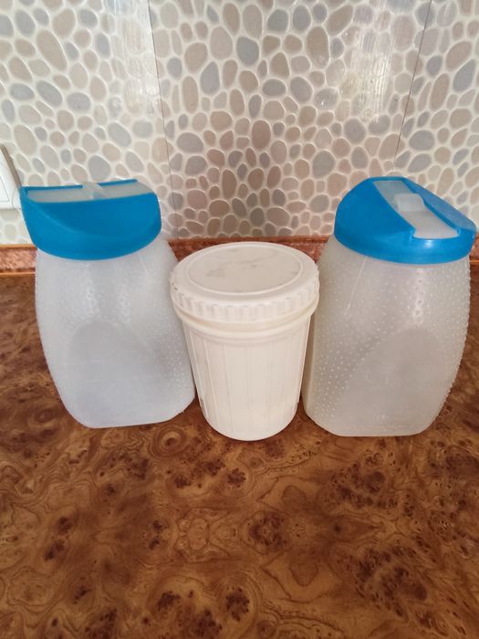 Капроновые банки ,тарелки, рюмки, стаканы и салатницы.