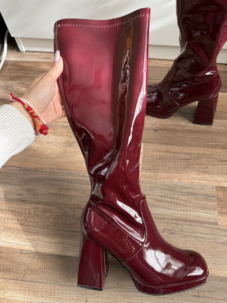 Латексови ботуши тип Сабрина Карпентър burgundy boots block heel