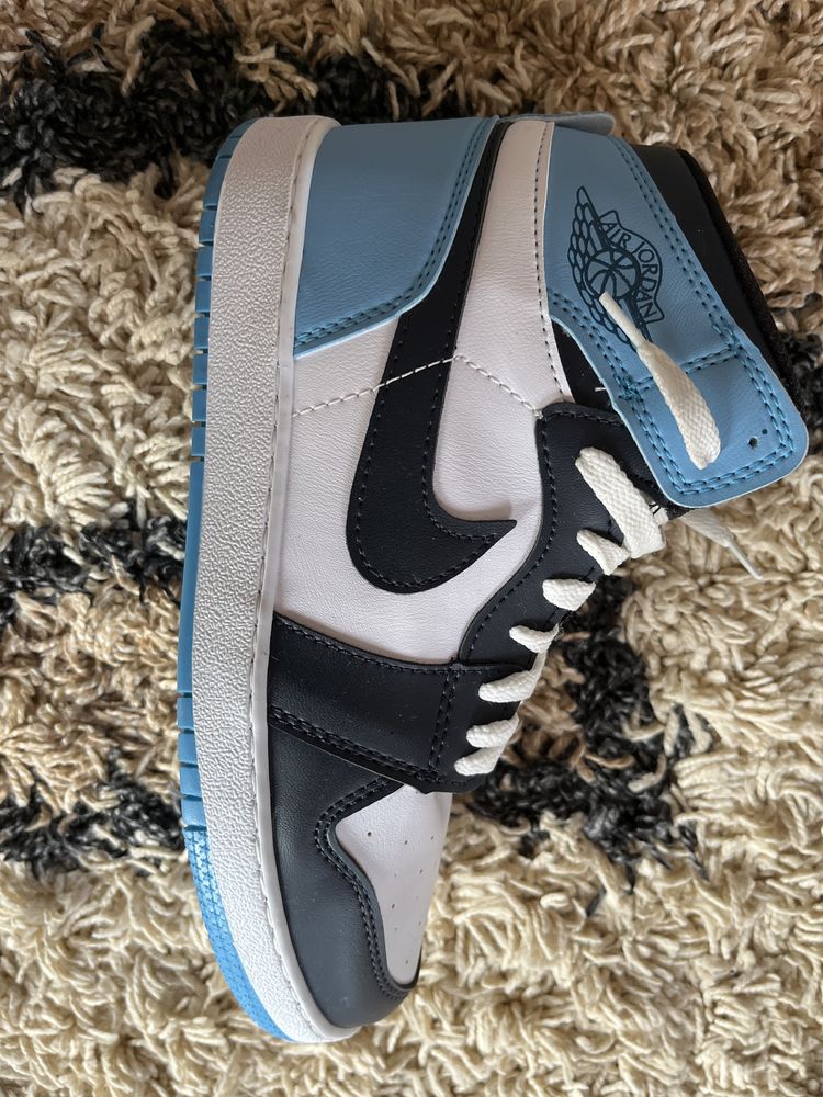 Nike Jordan 1 albastru cu alb. Marimea 39.