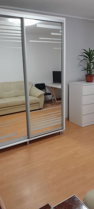 Dau în chirie apartament cu o camera
