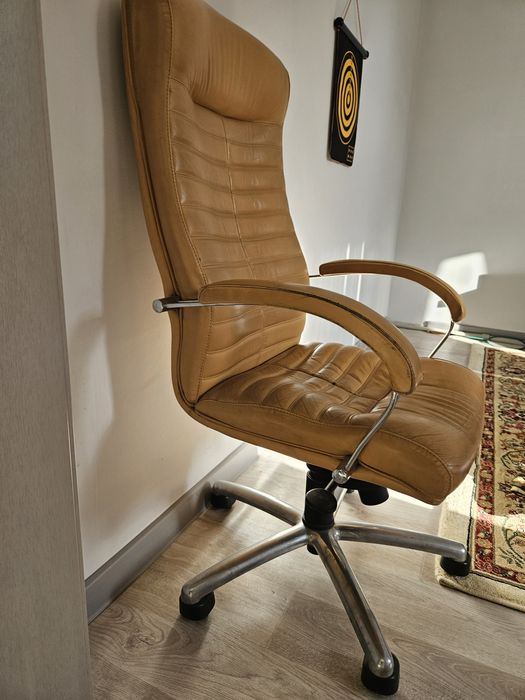 Кожаное кресло светлого цвета