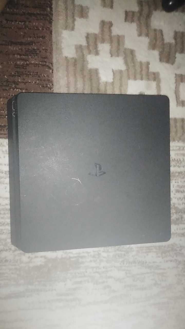 Vând PS4, vine la pachet cu un controler și 5 jocuri