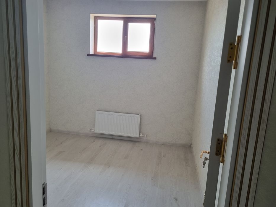 Zangiota tumani yangi avlod ko'chasida uchaska sotiladi.
