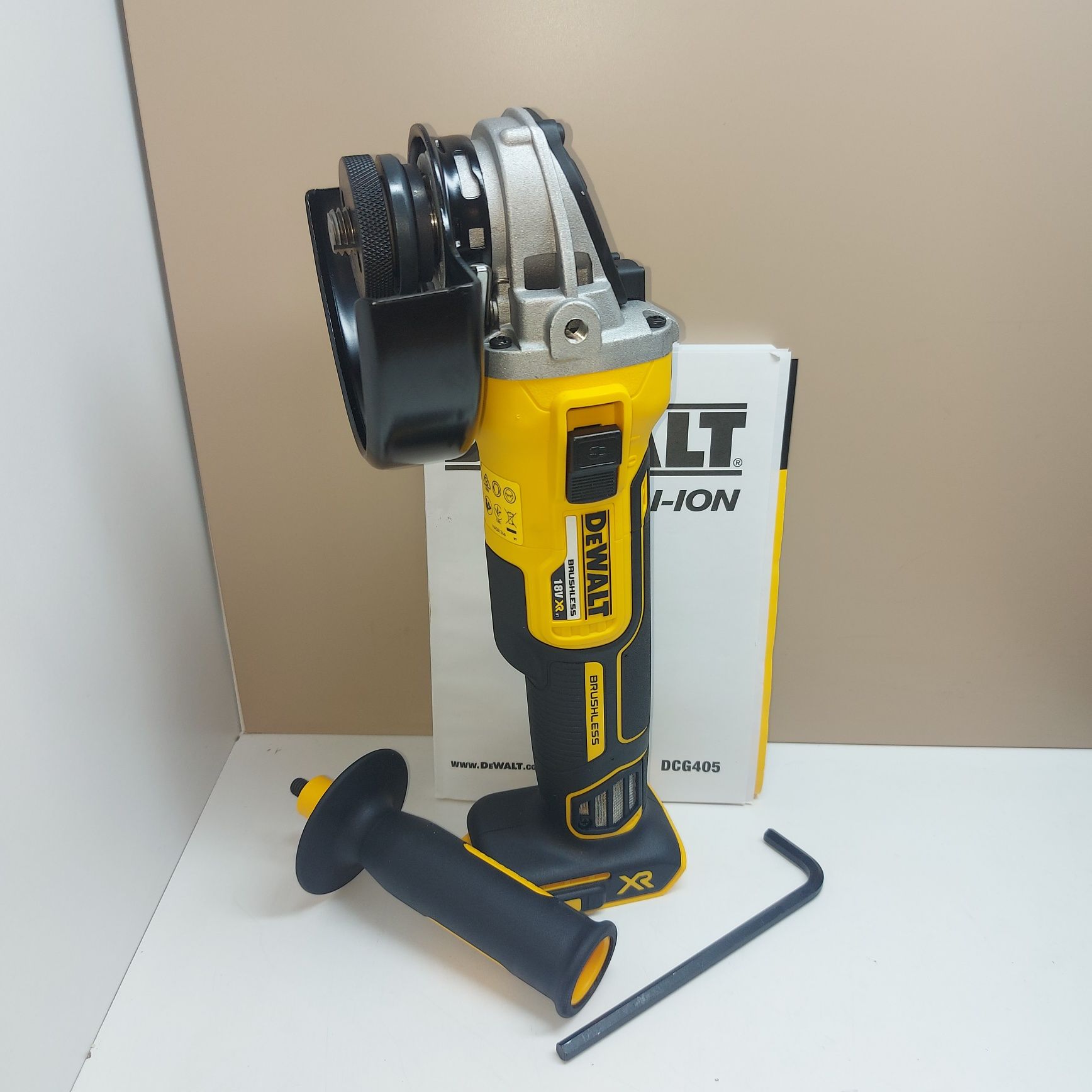 ПРОМОЦИЯ.Нов безчетков ъглошлайф DEWALT DCG405