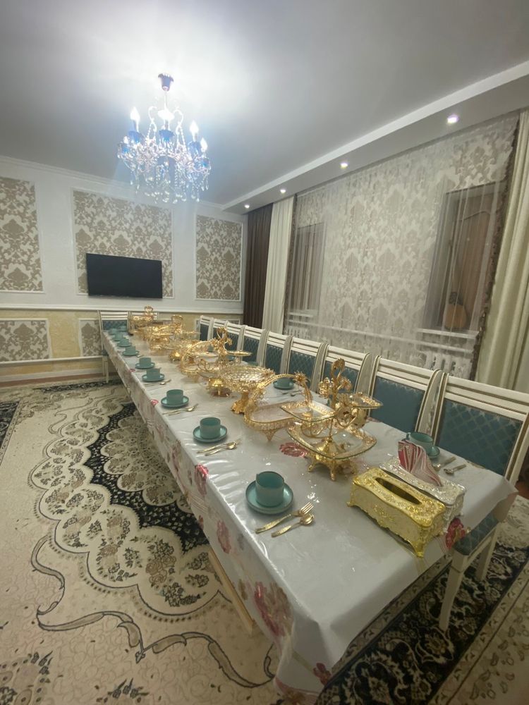Стол и стулья для зала