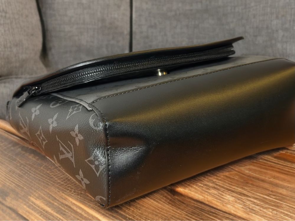 Louis Vuitton Pulse Messenger M12681 нова мъжка чанта през рамо