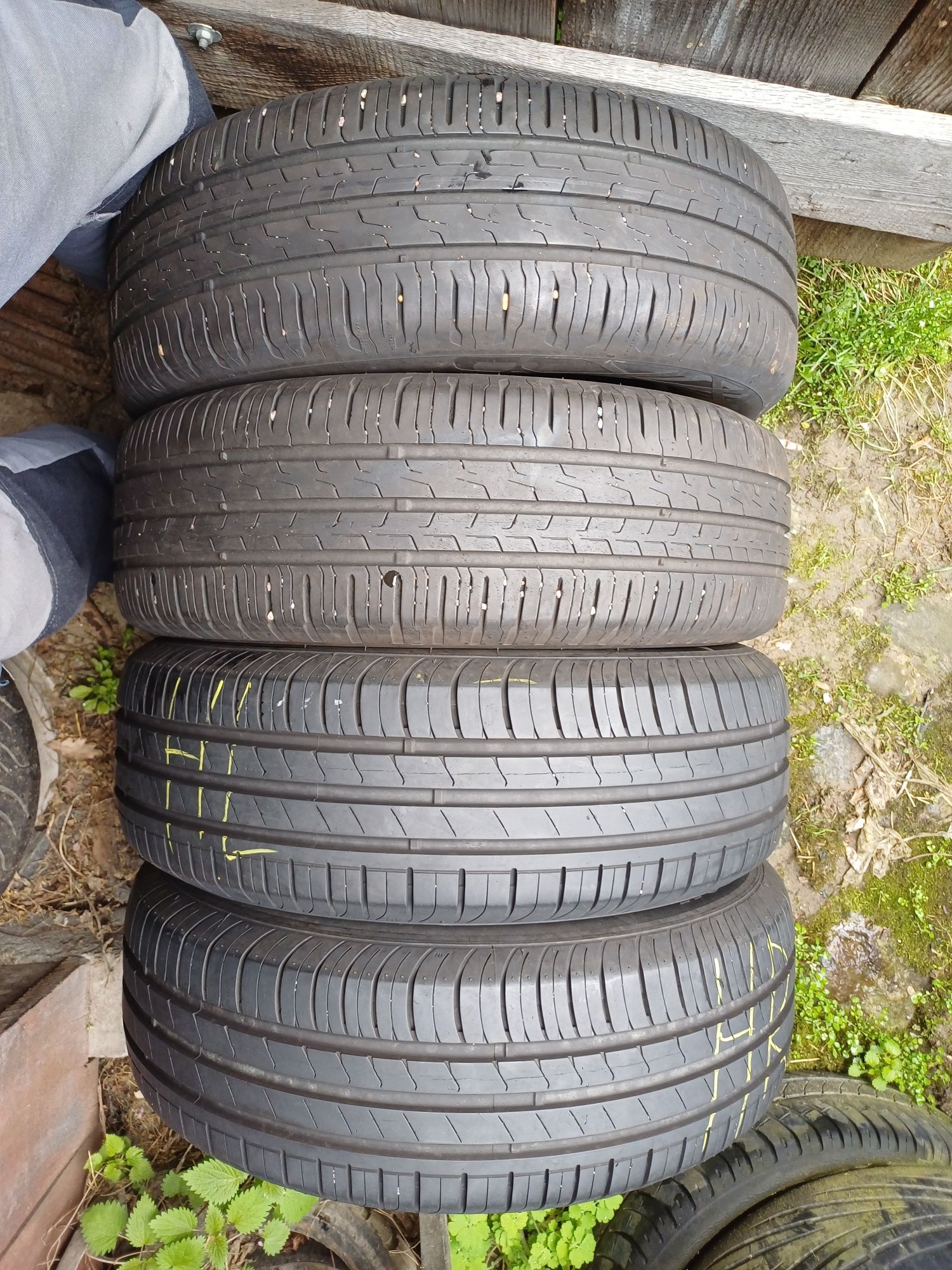 Vand 4 anvelope de vara 195 65 r15 CONTINENTAL si HANKOOK foarte bune