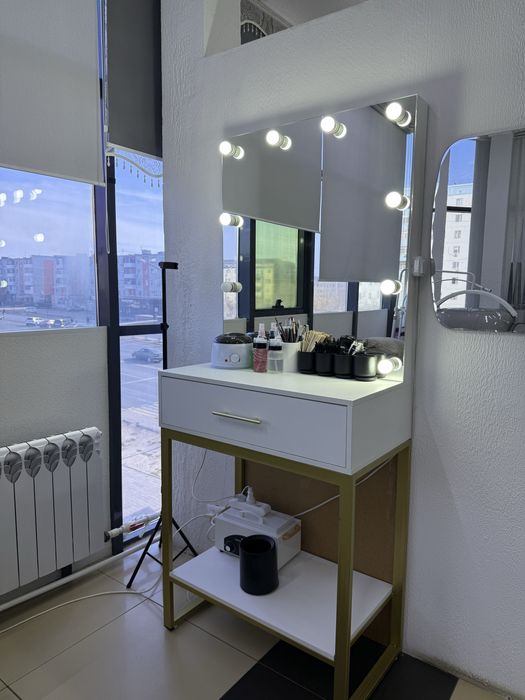 Стол и стулья с зеркалом для бровиста или визажиста