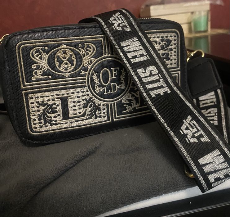 Чанта 15лв . Носена няколко пъти .Няма дефекти