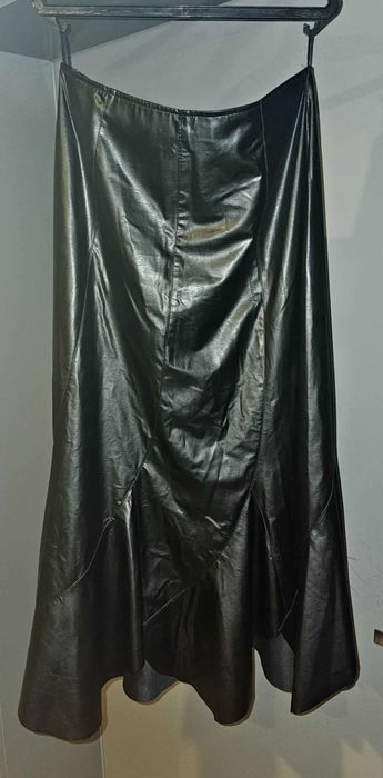 Чисто нова черна дълга лъскава кожена пола, размер "L"
