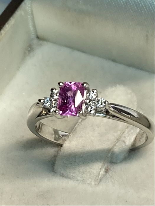 Inel aur alb 18kt.cu pink safir si diamante