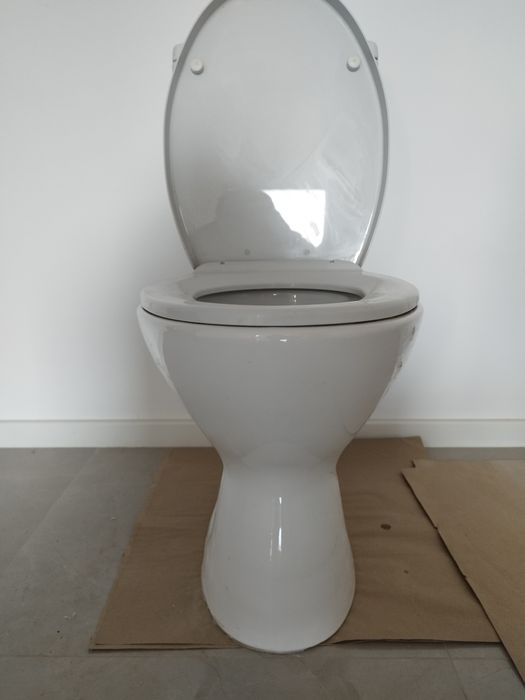 Vand wc puțin folosit.