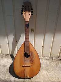 Diverse obiecte vechi:mandolina,tablou,aragaz voiaj,masina cusut etc