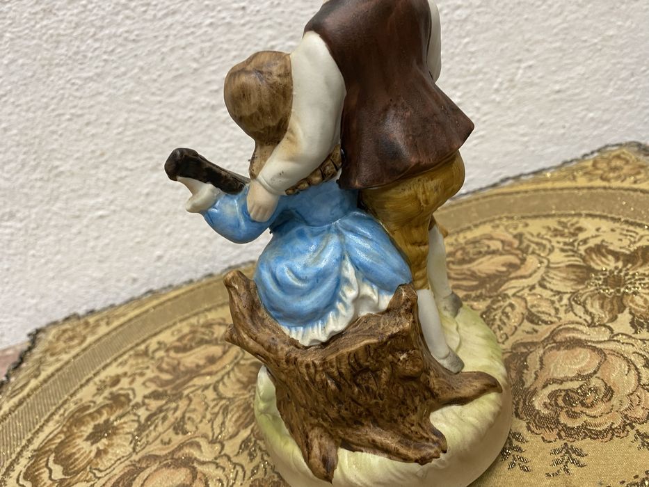 Френска фигура от порцелан музикален механизъм