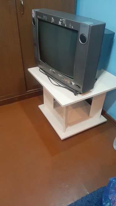 Продам телевизор с тумбочкой