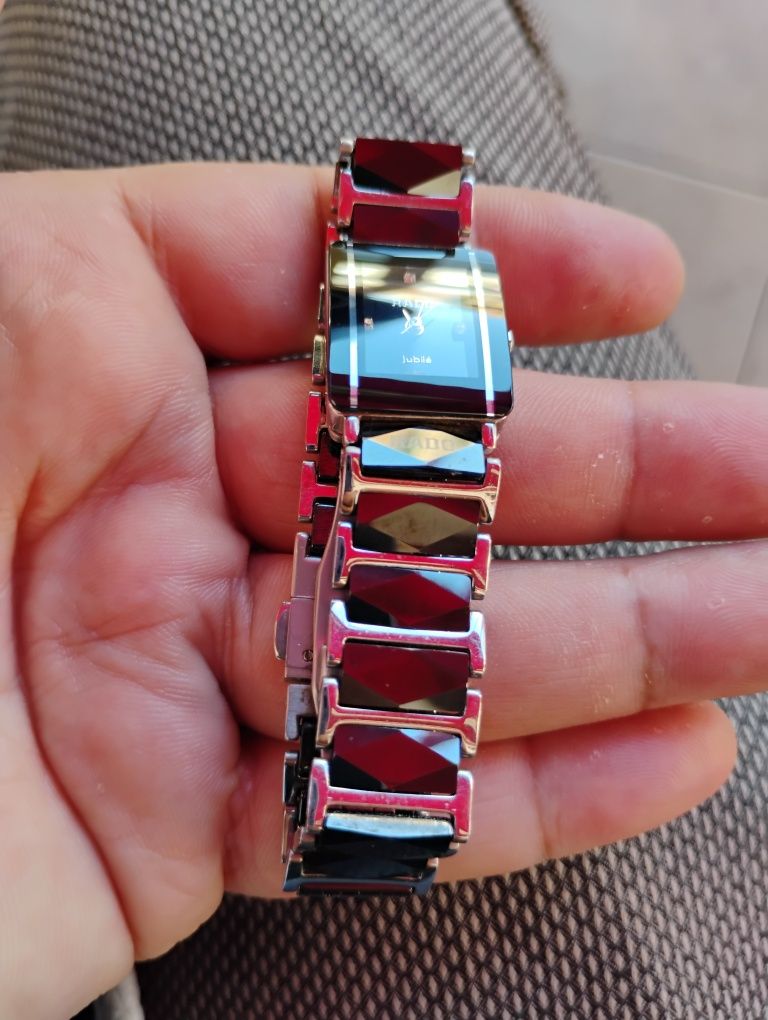 Продавам дамски часовник RADO