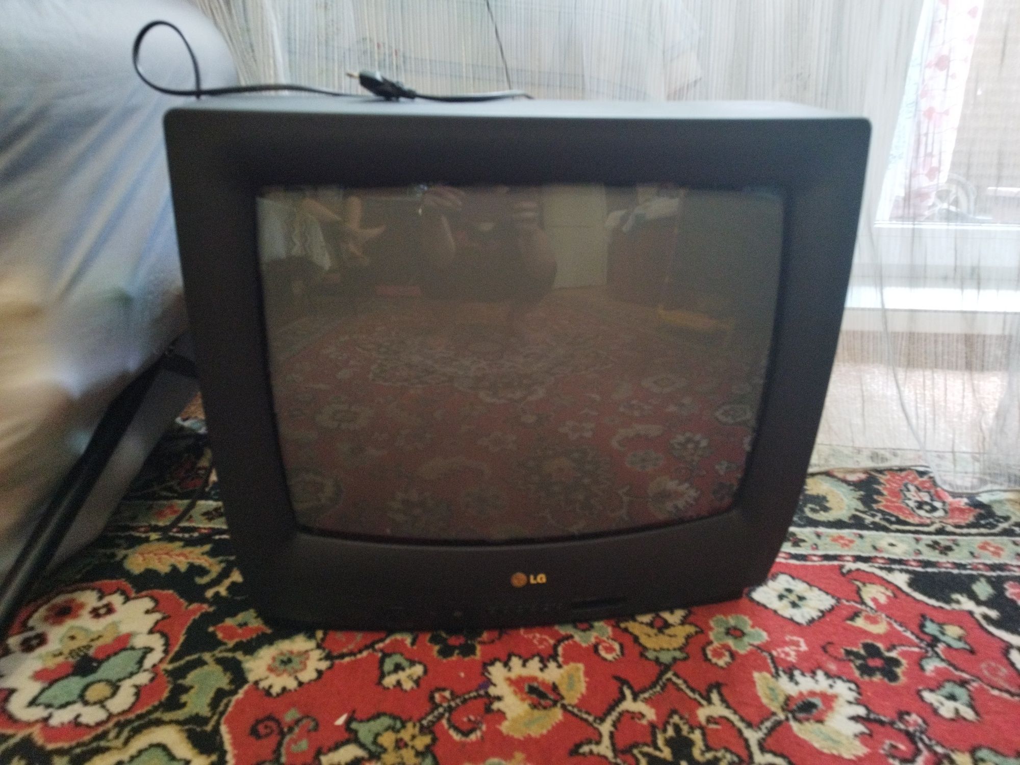 Телевизор LG старый ,рабочий