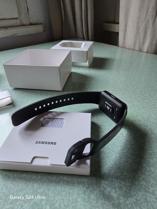 Чисто нова смарт гривна Samsung Galaxy fit 3