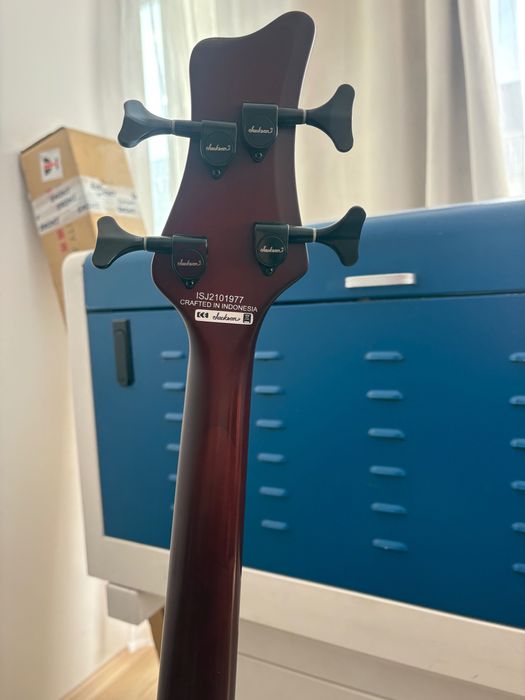 Китара bass Jackson