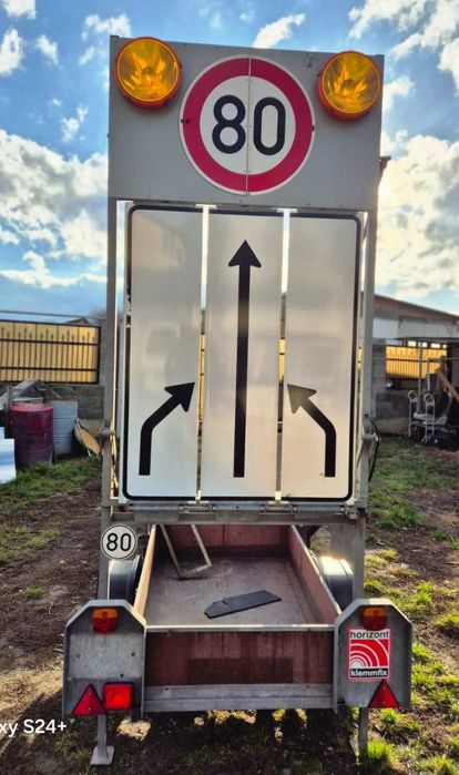 Remorca cu panou de semnalizare si dirijare trafic