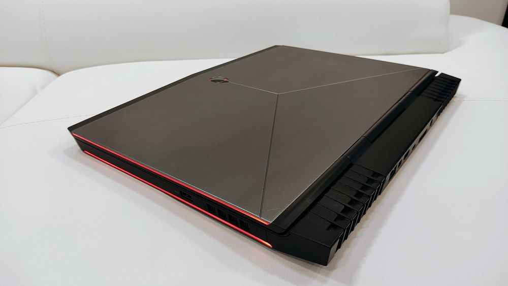 Laptop gaming Alienware cu procesor i7 si placa video de 8 gb