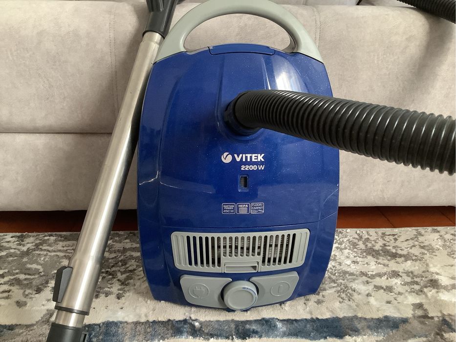 Пылесос Vitek VT-1892 B  в отличном состоянии