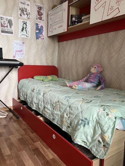 Отдам кровать подрастковую размер 80 на 200