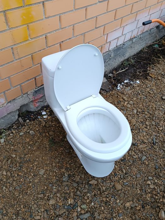 Продам унитаз б/у в хорошем состоянии