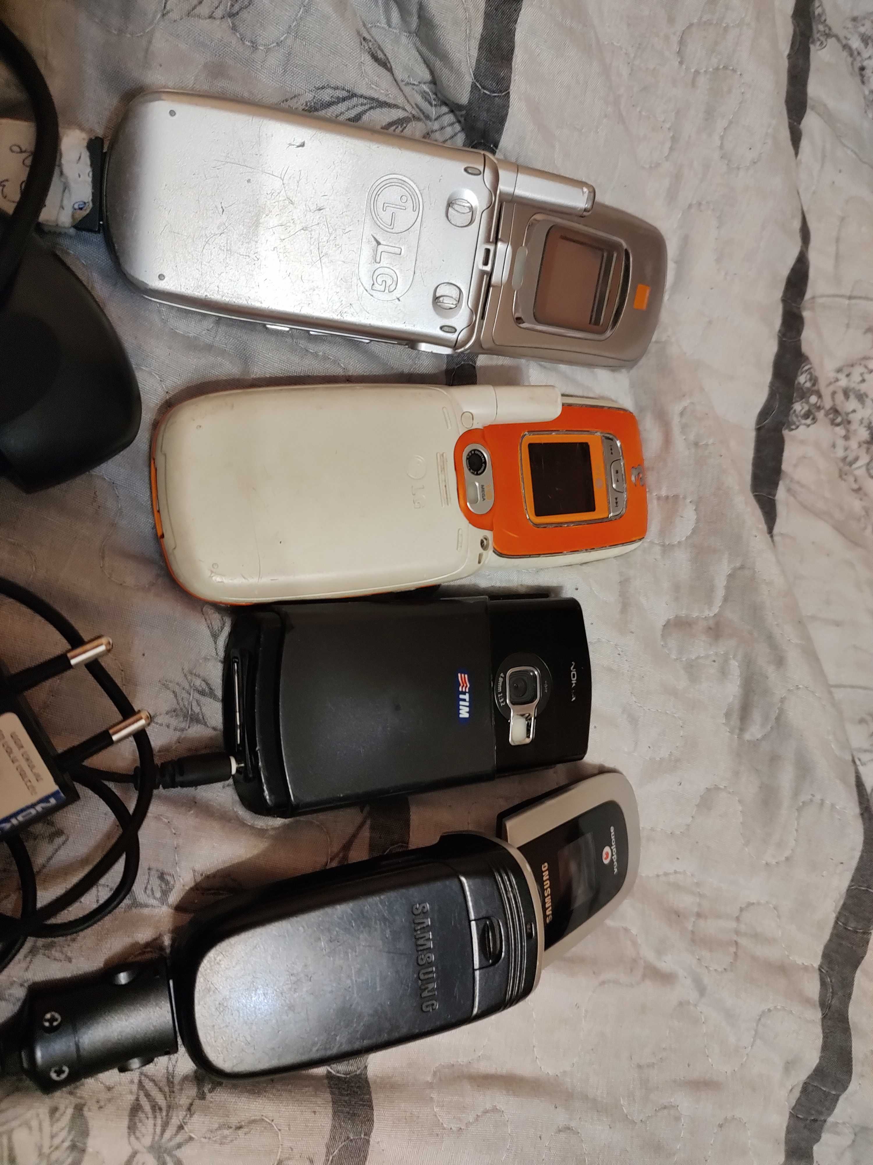 4 telefoane retro (Nokia, Samsung, LG)