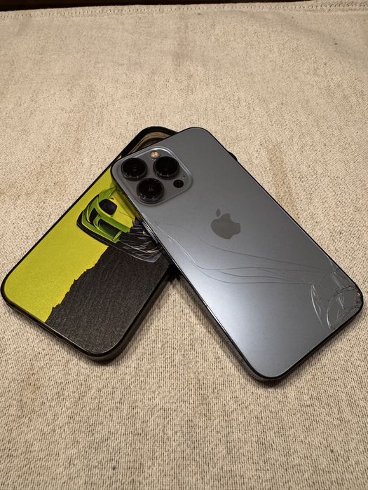 Iphone 13 Pro с пукнат гръб