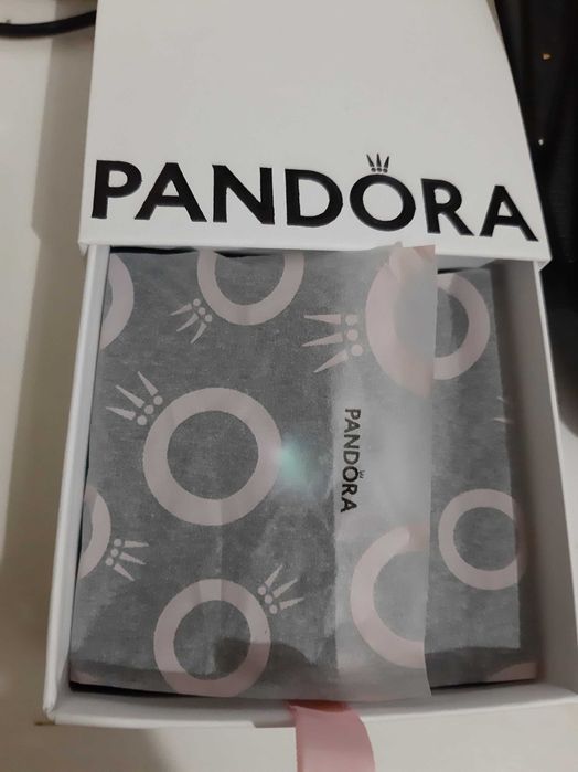 Cercei cu pietre Swarovski in cutie mare Pandora cu hartiuta cadou