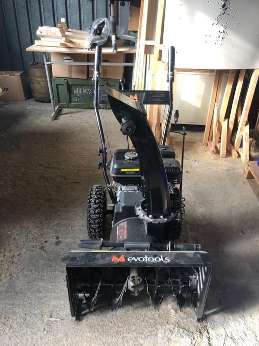 Vând freza pentru zapada Evotools ST210