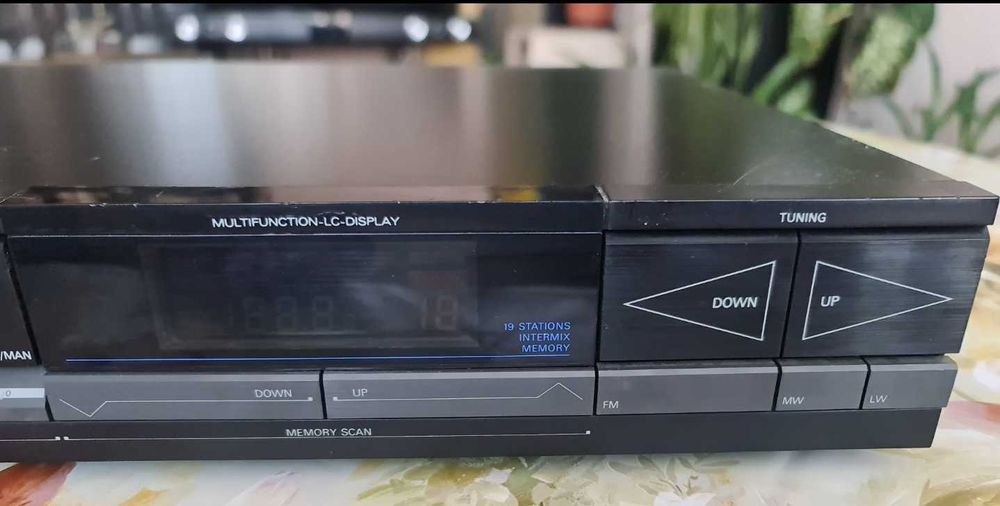 Grundig  T8200  Quartz  synthesizer AM FM  tuner