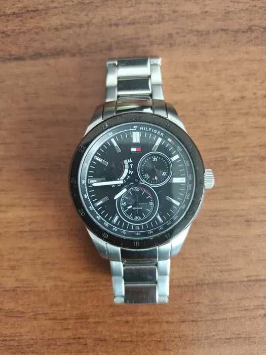 Tommy Hilfiger Часовник