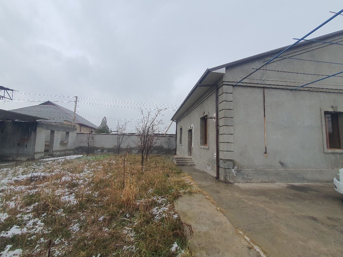 Участка сотилади, холати яхши, кирпичный дом, плита потолок.