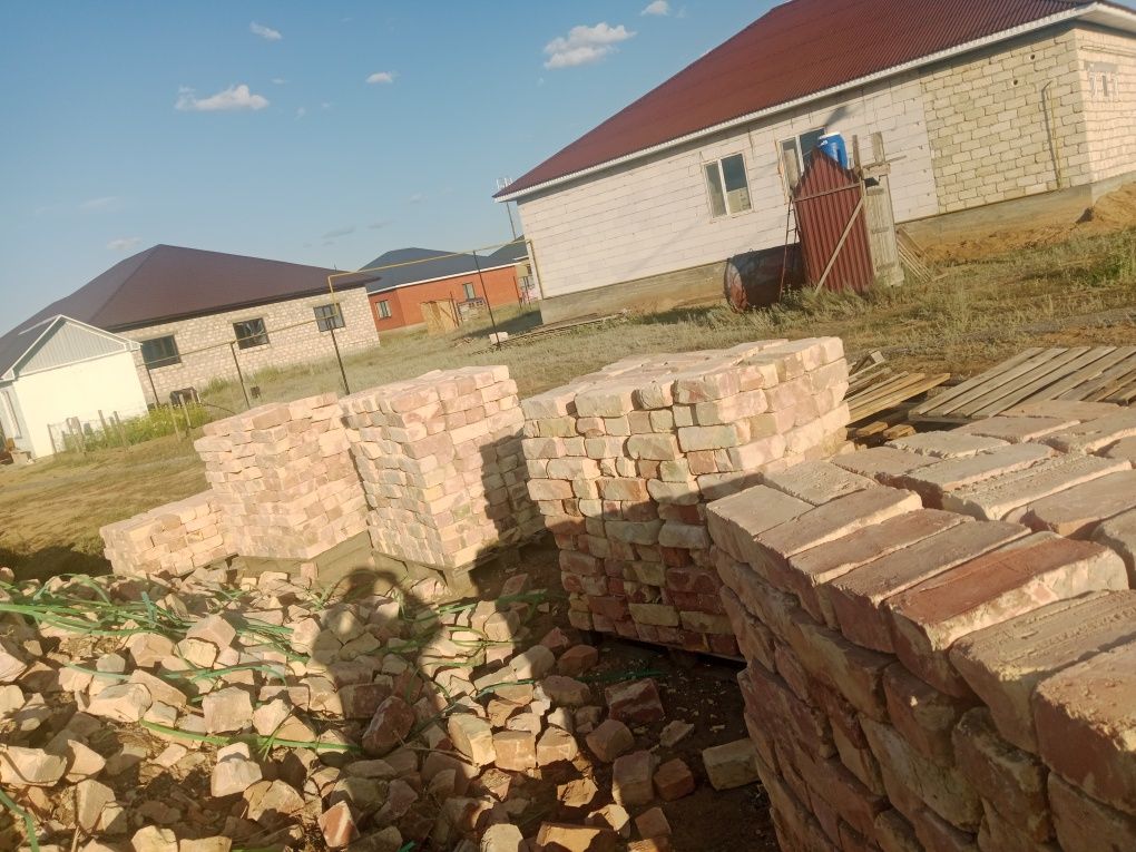 Красные кирпичи 50тг