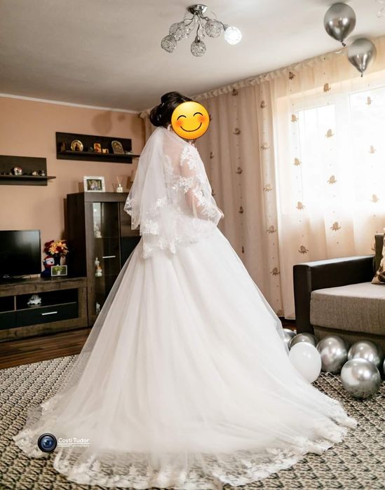 Vând rochie de mireasa+ voal + crinolina