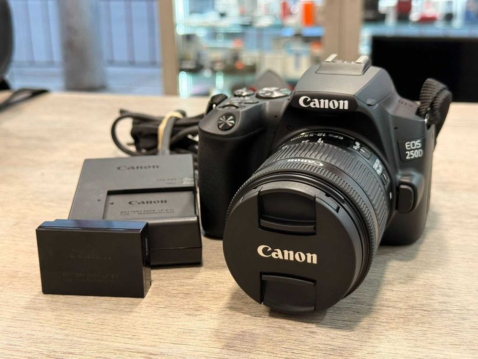 Canon EOS 250D + обектив EF-S 18–55mm