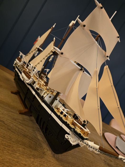 Vând set LEGO® Icons™ The Endurance (10335)