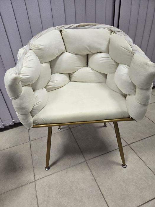 Красив стол цвят Екрю