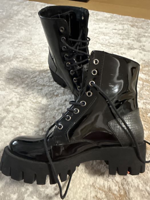 Ghete John Galliano, 37