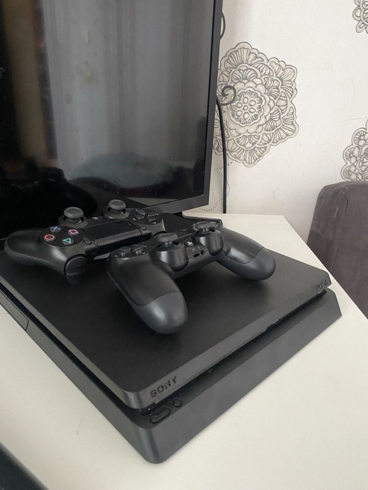 Play station 4 slim