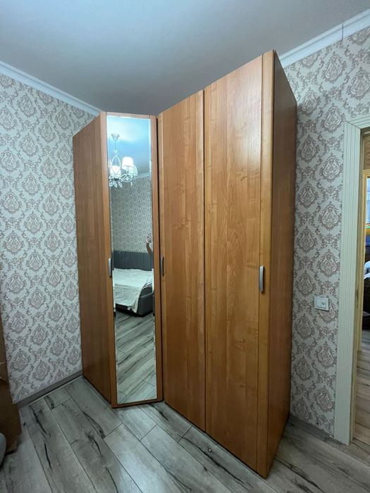 Шкаф, шифоньер . Продаю шкаф шифоньер добротного размера и качества