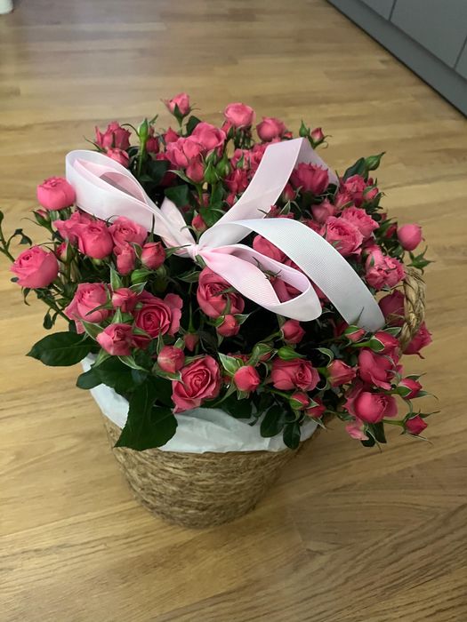 Свежие цветы кустовые розы с корзиной